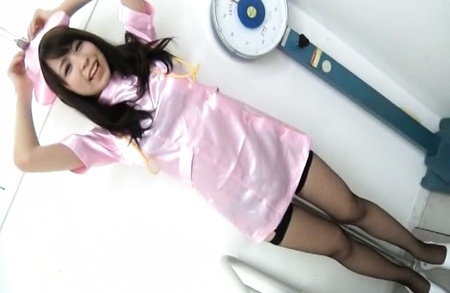 Yuri Kashiwagi Asian temptress is pretty in pink